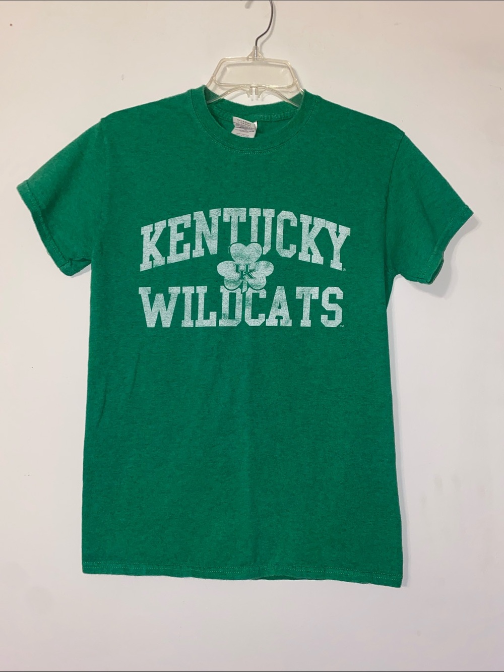 Gildan Green Kentucky Wildcats Short Sleeve Tee with White Graphic